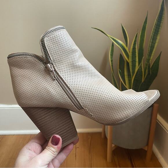 Dolce Vida faux leather beige heeled peep toe bootie SIZE 8.5 - Picture 1 of 8